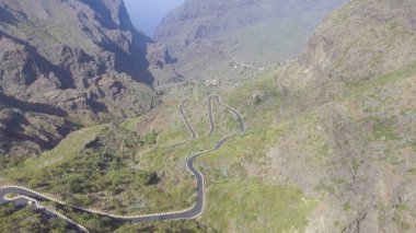 Dağları aşarak güzel yol görünümünü yükü aeria.