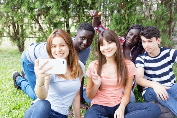 Multi Étnicos Adolescentes Amigos Felices Haciendo Selfie Aire Libre — Foto de Stock