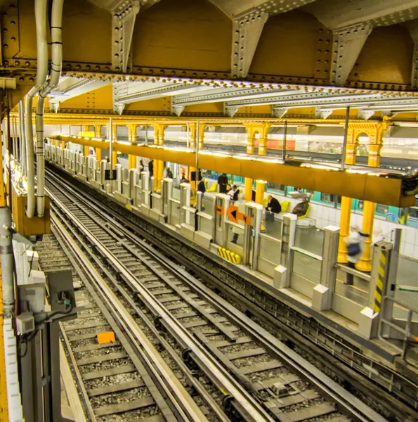 Station Van Metro Van Parijs Met Gele Kleuren Frankrijk — Stockfoto