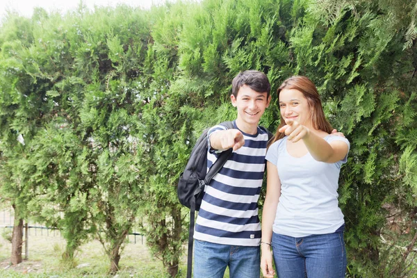 Couple Teenagers Happy Outdoor Pointing Fingers — Stock Photo, Image