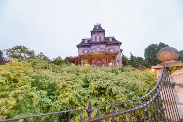 Сказочный Замок Закате Окруженный Растительностью — стоковое фото