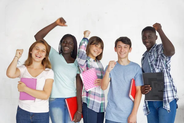 Adolescentes Multiétnicos Sonriendo Escuela Levantando Brazos Aislados Sobre Fondo Blanco —  Fotos de Stock