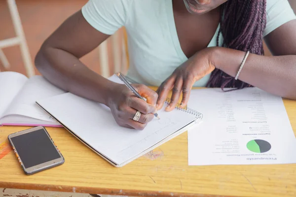 Afroamericano Adolescente Girll Fare Test Della Scuola Classe Utilizzando Notebook — Foto Stock