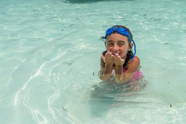 Kleines Mädchen Meerwasser Mit Der Maske — Stockfoto