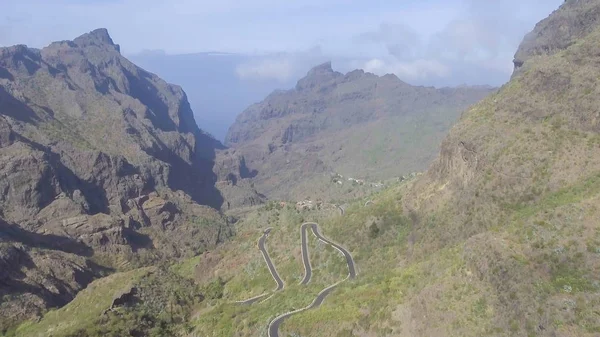 Vista Aérea Aeria Del Hermoso Camino Través Las Montañas — Foto de Stock