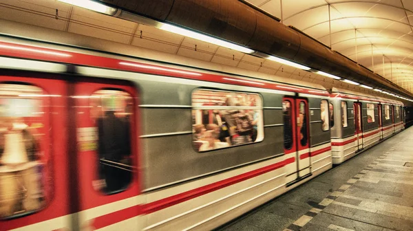 Tipik Metro Metro Istasyonu Prag Çek Cumhuriyeti — Stok fotoğraf