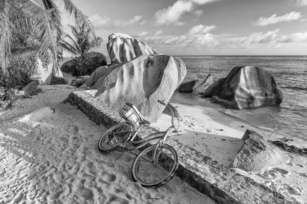 Bicicleta Aparcada Una Hermosa Playa Tropical Concepto Vacaciones — Foto de Stock