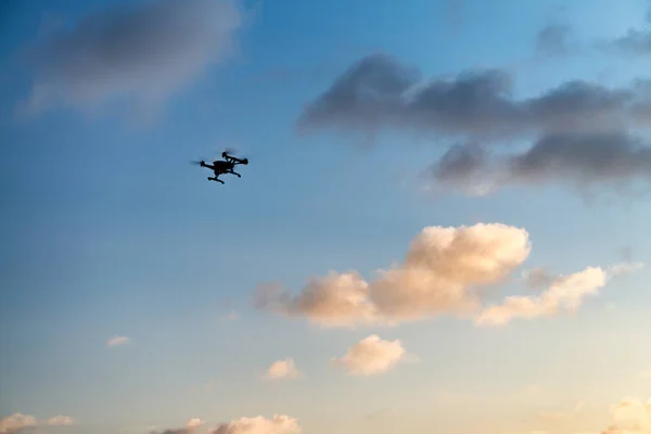 Drone Silhouette Repülő Napnyugtakor Ellen Utazási Koncepció — Stock Fotó