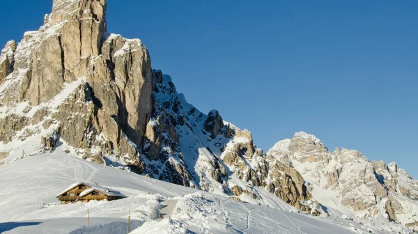 Χιονισμένο Τοπίο Των Βουνών Δολομιτών Κατά Διάρκεια Της Χειμερινής Περιόδου — Φωτογραφία Αρχείου
