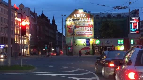 Visão Noturna Riga Letônia Tráfego Cidade Belos Edifícios Históricos Vídeo — Vídeo de Stock