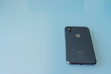 Pisa - 17 Ocak 2018: iphone X yansımaları. Bu yeni model Apple olduğunu.