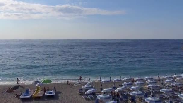 Geweldig Strand Met Parasols Oceaan Kust Video — Stockvideo