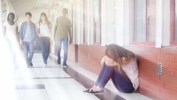 Grupo Adolescentes Caminando Pasillo Escuela Intimidando Una Chica Sentada Suelo — Vídeos de Stock