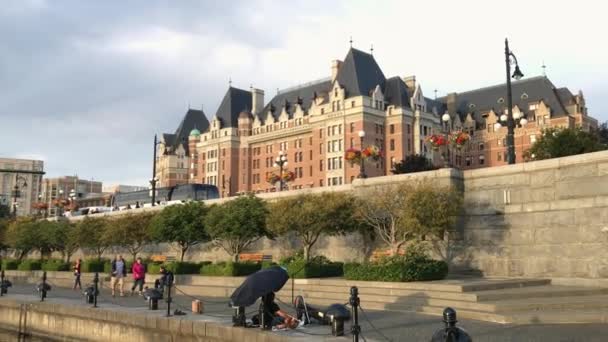 Victoria Canadá Agosto 2017 Los Turistas Relajan Largo Del Puerto — Vídeo de stock