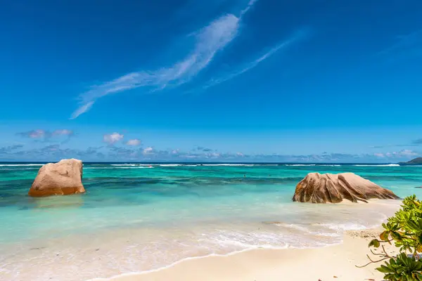 Rocas Aisladas Una Hermosa Playa Del Océano —  Fotos de Stock