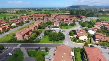 San Giuliano Milanese bölge Lombardy, İtalya Metropolitan City Milano havadan görünümü. Video 