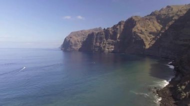 Tenerife Los Gigantes kıyı şeridi, Santa Cruz de Tenerife, Kanarya Adaları, İspanya, video havadan görünümü 