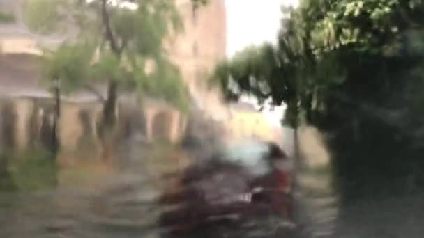 Переглянути Автомобіля Під Час Дощу Вітрове Скло Покритою Водою — стокове відео