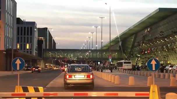 Krakow Havaalanı Polonya Video Yaklaşan Araba — Stok video