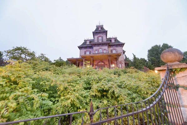 Castillo Cuento Hadas Atardecer Rodeado Vegetación — Foto de Stock