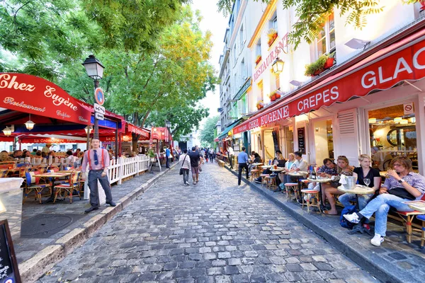2014年6月 游人在日落沿城市街道 巴黎每年吸引3000万游客 — 图库照片