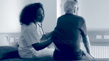 Hemşire yaşlı erkek hasta bakımı 