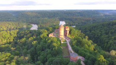 Letonya yaz batımında güzel havadan görünümü Turaida Kalesi. Video