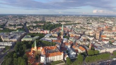 Riga Castle ve Riga, Letonya, video başkenti Daugava Nehri kıyısında tarihi binalar