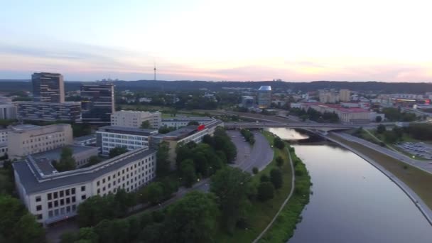 Aerial Kvällen Över Riga Lettland Med Vackra Historiska Byggnader Video — Stockvideo