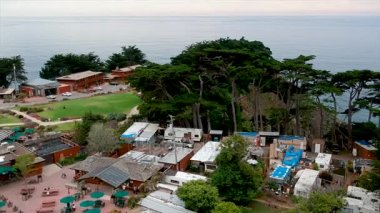 California, ABD Otoban yol ve okyanus kıyısından arabalı park yeri. Video