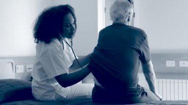 Hemşire yaşlı erkek hasta bakımı 