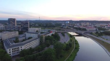Riga, Letonya, hava akşam manzarası güzel tarihi binalar, video ile