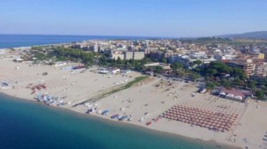 Calabria, İtalya, video Soverato sahil şeridinin havadan görünümü