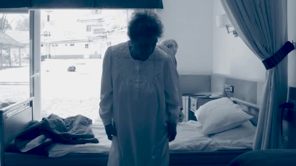 Paar Älterer Männer Und Frauen Geht Gemeinsam Ins Bett — Stockvideo