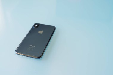 Pisa - 17 Ocak 2018: iphone X yansımaları. Bu yeni model Apple olduğunu.