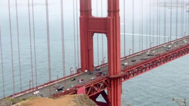 San Francisco Golden Gate Köprüsü ve şehir şeridinin güzel havadan görünümü. Video