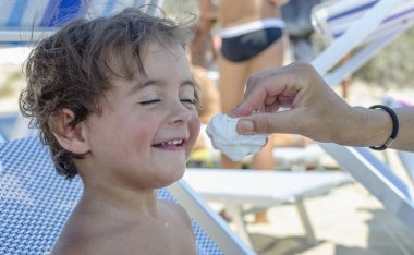 Annenin temizlik çocuk yüz dondurma el..