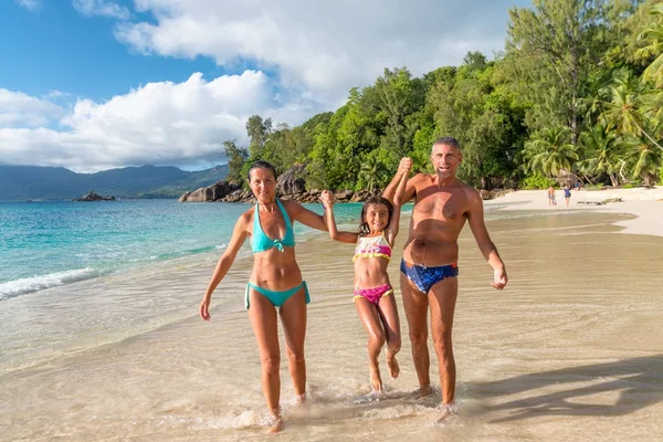 Family Three Enjoying Life Beach Walking Shoreline — Stock Photo, Image