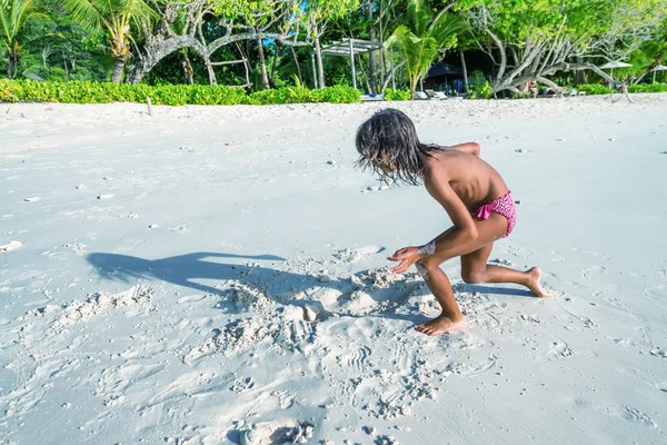 Junges Mädchen Macht Sandspiele Strand Schatten Des Sonnenuntergangs — Stockfoto