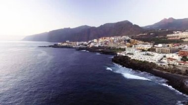 Santiago del Teide, hava görünümünü Tenerife, Santa Cruz de Tenerife, Kanarya Adaları, İspanya ilinin ada. Video
