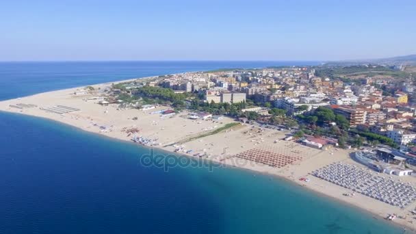 イタリア カラブリア州のビデオ ソヴェラート ビーチの海岸線の空中写真 — ストック動画