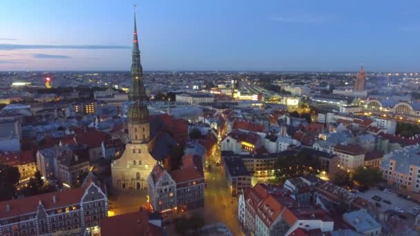 Vista Aérea Nocturna Riga Letonia Con Hermosos Edificios Históricos Video — Vídeos de Stock