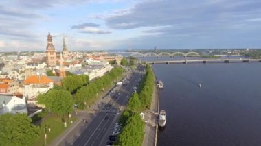 Riga Castle ve Riga, Letonya, video başkenti Daugava Nehri kıyısında tarihi binalar