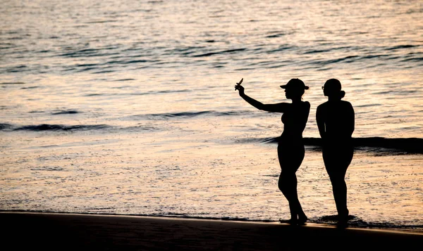 Silhouettes Femmes Faisant Selfie Sur Plage Coucher Soleil — Photo