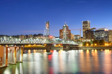 Şehir Nehri, Oregon Portland gece manzarası.