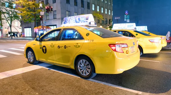 纽约市 2015年10月23日 曼哈顿中城夜间出租车 这个城市每年吸引5000万人 — 图库照片