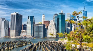 Manhattan skyline görünümünde sonbahar, New York'un Brooklyn Bridge Park.