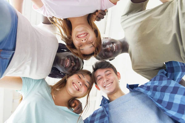 Gruppo Adolescenti Multietnici Sorridenti Verso Basso Fotocamera — Foto Stock