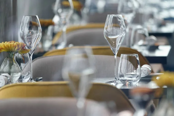 Reihe von Gläsern im Restaurant. Eleganz und Geschäftskonzept — Stockfoto