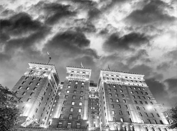 Gebäude in San Francisco bei Nacht — Stockfoto